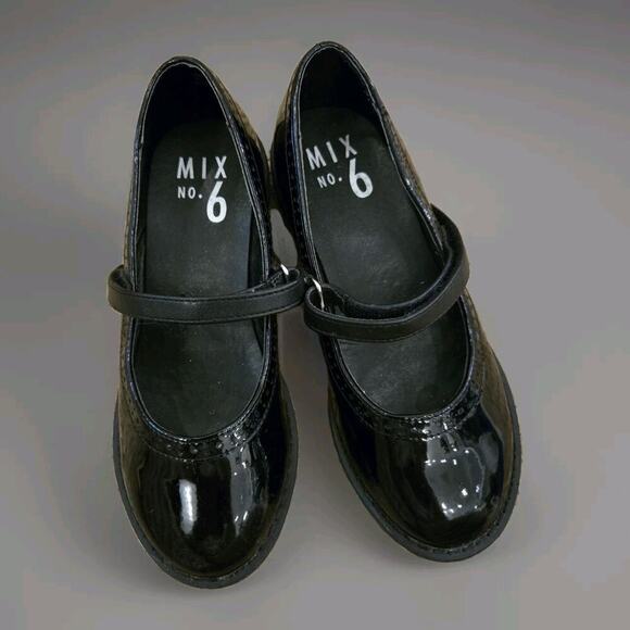 GIRLS Black Patent Leather Mary Janes Rubber Sole Adjustable Strap MIX No. 6‎ 1Y - Picture 1 of 5